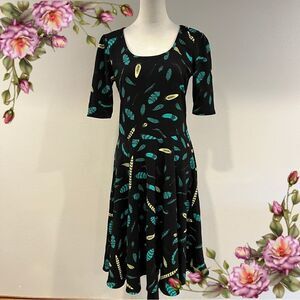 LuLaRoe Nicole short sleeve feather print midi dress size‎ large